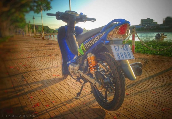 Một chi tiết không thể không nhắc tới của bản độ Yamaha Jupiter này đó là biển số 4 số ngũ quý 8 cực đẹp 67-K8 8888. Dù có được một cách tình cờ, tuy nhiên chi tiết này khiến cho chiếc xe có giá trị cao hơn rất nhiều trong mắt dân siêu xe và so với những chiếc Jupiter cũ khác.