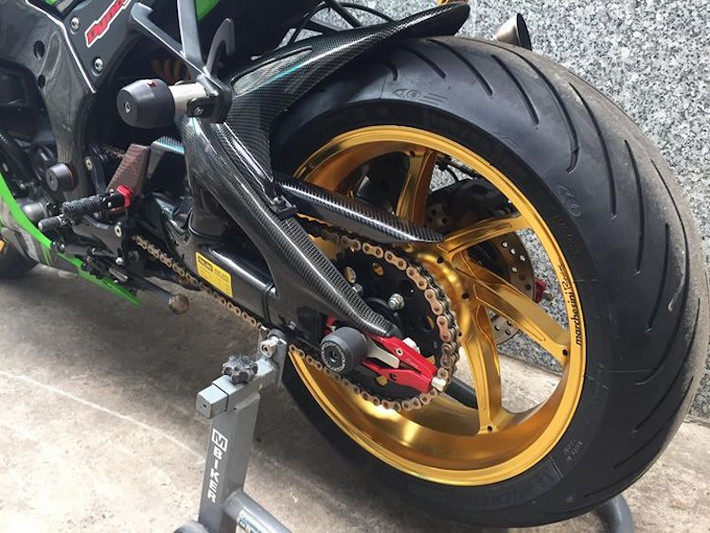 Đặc biệt, "dàn chân" của chiếc ZX-10R này đã được độ lại khá "khủng" với cặp mâm Marchesini Genesi M7RS kèm lốp Michelin Pilot Power 3. Hệ thống phuộc sau của xe được nâng cấp với phuộc Ohlins monoshock, trong khi một số chi tiết bằng sợi carbon như ốp khung và gắp càng khiến ZX-10R trở nên thể thao hơn.