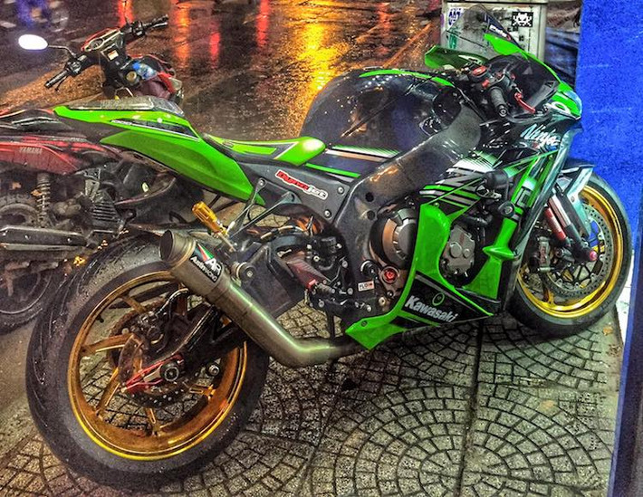 Vốn đã là một siêu môtô "hàng khủng", chiếc Kawasaki ZX-10R thế hệ mới còn tiếp tục được một biker Sài Gòn đầu tư trang bị nhiều đồ chơi đắt giá, khiến chiếc xe càng trở nên đẳng cấp hơn nữa. Ước tính tổng giá trị các phụ tùng trên xe khoảng gần 200 triệu đồng.