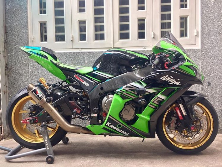 Siêu môtô Kawasaki ZX-10R thế hệ mới ra mắt lần đầu tại triển lãm EICMA vào tháng 11/2015, và mới vừa chính thức ra mắt thị trường Việt tại triển lãm xe máy Việt Nam 2016. Mặc dù là một dòng xe khá mới nhưng ZX-10R đã được một người chơi xe tại Sài Gòn nhanh chóng mua về và trang bị thêm hàng loạt những phụ tùng mới nhất.