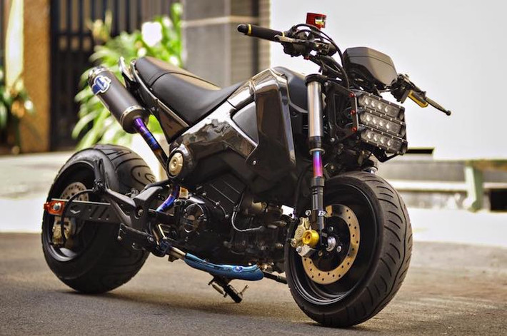 Là "hậu duệ" của dòng xe côn tay siêu nhỏ Honda Monkey trước đây, mẫu xe Honda MSX 125 thu hút được một lượng người chơi khá lớn trên Thế giới và ngay cả ở Việt Nam, với những bản độ rất độc đáo. Mới đây nhất, một bản độ Honda MSX 125 tại Sài Gòn cũng đã gây được sự chú ý của dân chơi xe nhờ "dàn chân" hàng khủng.
