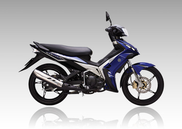 2. Exciter GP Edition 2009: Sau 4 năm có mặt trên thị trường, Yamaha Việt Nam đã tung ra thêm một phiên bản chiến lược là Exciter GP với trang bị côn tay. Đây được xem là phiên bản thu nhỏ từ chiếc sportbike Yamaha GP của nhà vô địch năm đó là Valentino Rossi. Không chỉ có màu mới, bản côn tay này cũng là trang bị tiên phong trên thị trường.