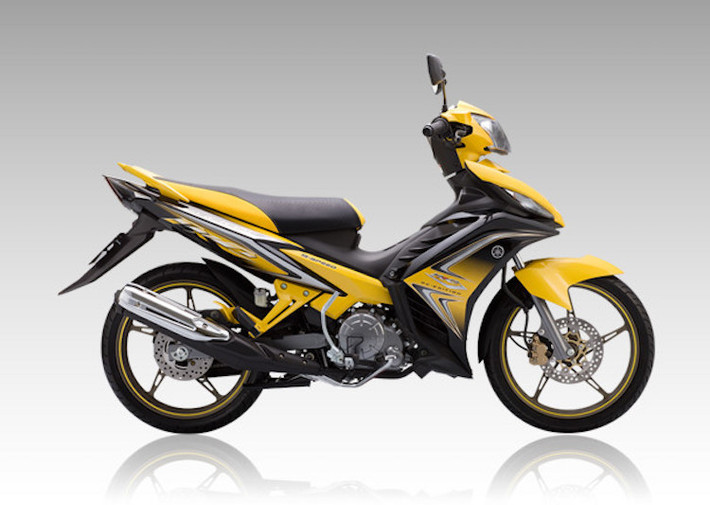 3. Exciter RC 2011: Ở phiên bản 2011, dòng Exciter có các bản R, RC và GP. Cả 3 phiên bản này đều được cải tiến kiểu dáng thiết kế đậm chất khí động học. Hộp số 5 cấp, bộ giảm xóc đơn Monocross và trang bị thắng đĩa sau ở bản RC và GP cũng là những tính năng đáng chú ý khác.