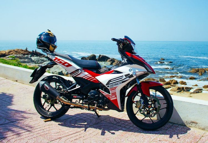 Là mẫu xe côn tay bán chạy nhất Việt Nam, Yamaha Exciter 150 rất được các bạn trẻ ưa chuộng bởi kiểu dáng thể thao, động cơ tương đối mạnh mẽ và dễ sửa chữa. Do có côn tay nên chiếc xe cũng được rất nhiều bạn trẻ ưa chuộng để thực hiện những chuyến "phượt" trên mọi cung đường Tổ quốc.