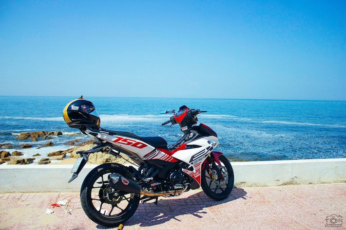 Dàn vỏ nguyên bản của chiếc xe đã được giữ nguyên tông màu trắng - đỏ nguyên bản cực bắt mắt, nhưng được chủ xe dán tem sọc thiết kế lấy cảm hứng từ mẫu tem của phiên bản Jupiter MX 150 tại Indonesia. Trong khi đó, để có thể đạt độ tin cậy cao nhất, động cơ xe chỉ được độ pô R9 full cổ để có tiếng nổ ấn tượng hơn.