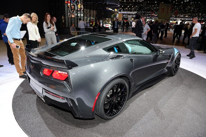 Về cơ bản, Grand Sport là một chiếc Corvette C7 thường với một số thay đổi được lấy từ Corvette Z06. So với các phiên bản bình thường, Corvette Grand Sport không có nhiều khác biệt, ngoại trừ những decal dán 2 bên thân xe, mâm mới và bộ bodylips ốp dưới các cản của xe mang tính khí động học hơn.