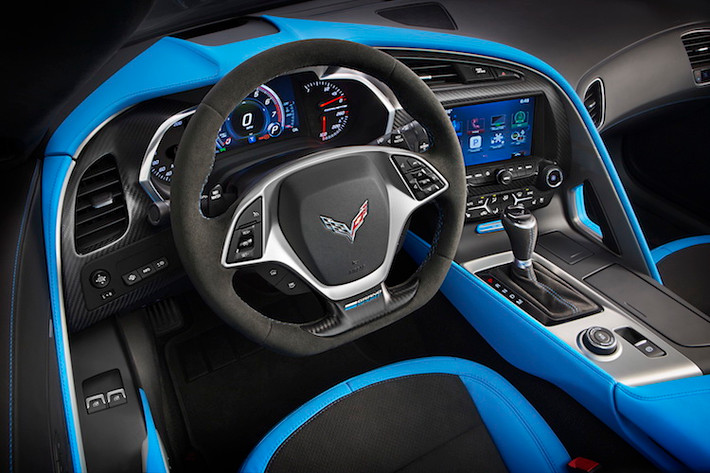 Dù là một mẫu xe hướng tới trải nghiệm lái nhưng mẫu siêu xe Corvette Grand Sport vẫn có cabin sang trọng và tiện nghi với nội thất bọc da/alcantara và hệ thống thông tin giải trí hiện đại.