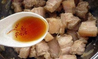 Cách tốt nhất là trước khi cho thịt vào chảo, thêm một lớp dầu mỏng vào đáy của chảo gang hoặc sắt, đun nóng dầu, khi thấy dầu có gợn sóng (chưa đến mức dầu bốc khói) thì cho thịt vào. Nếu như bạn áp chảo gà thì nên cho mặt có da gà xuống trước nhé. (Ảnh: vaobepnauan)