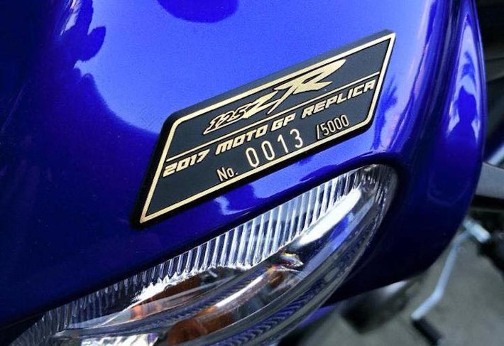 Ở bên phải phần đầu xe, Yamaha 125ZR bản đặc biệt còn có một logo nổi nhỏ đánh số thứ tự sản xuất của chiếc xe. Sẽ chỉ có tổng cộng 5000 chiếc 125ZR MotoGP Replica được Yamaha sản xuất tại Malaysia trong năm nay. Ngoài những điểm khác biệt trên, 125ZR bản đặc biệt vẫn giữ nguyên thiết kế của dòng xe.