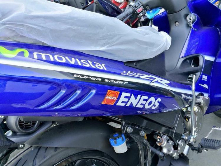 Ở phiên bản 125ZR 2017 đặc biệt mới, toàn bộ thân xe đã được sơn trong tông màu "xanh GP" đặc trưng của Yamaha. Tuy nhiên điểm đặc biệt nhất của chiếc xe đó là trên nền sơn xanh, Yamaha đã thiết kế cho 125ZR bộ tem dán với thiết kế và logo các nhà tài trợ tương tự như chiếc xe đua Yamaha M1 đang thi đấu tại giải MotoGP 2017.