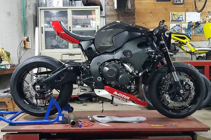 Hiện mới chỉ hoàn thiện 90% nhưng so với bản mẫu của Huge MOTO Design, chiếc CBR1000RR Streetfighter độ tại Việt Nam có vẻ ngoài gần như giống hoàn toàn, chỉ khác ở một số chi tiết nhỏ.