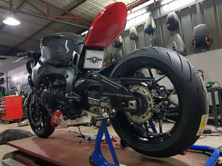 So với bản độ của Huge MOTO Design, chiếc CBR1000RR Streetfighter "made in Vietnam" còn có hệ thống phanh sau được nâng cấp với heo Brembo Billet HP 2 pis đối xứng và đĩa Galfer. Cả bánh trước và sau xe đều sử dụng lốp Pirelli Diablo Rosso III cho độ bám đường cao.