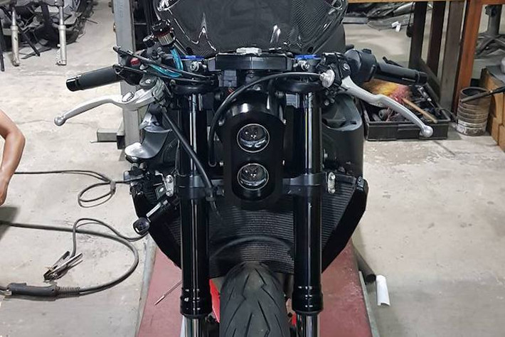 Sau khi độ, chiếc Honda CBR1000RR đã trở thành một mẫu streetfighter với kiểu dáng như vừa bước ra từ những bộ phim viễn tưởng. Giống như bản độ gốc của Huge MOTO Design, phần đầu xe đã được thay đổi hoàn toàn với cụm đồng hồ điện tử mới và đèn pha projector kép đặt dọc siêu sáng.