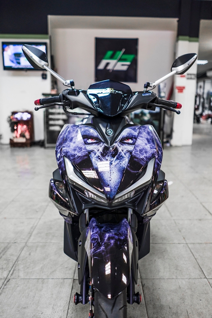 Để khiến chiếc Yamaha NVX 155 của mình trở nên khác biệt so với những chiếc xe khác, một biker Sàu Gòn đã tìm cách "độ kiểng" chiếc xe để khẳng định cá tính. Không chỉ được dán tem trùm với những hình ảnh ma mị, chiếc xe tay ga thể thao Yamaha NVX 155 của một biker Sài Gòn còn được độ một số chi tiết khiến nó càng trở nên "chất" hơn.