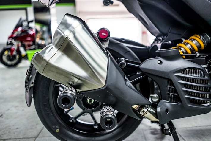 Tương tự như thân xe, khối động cơ SOHC 155 cc với công nghệ VVA cũng không có sự thay đổi về kết cấu bên trong. Tuy nhiên, cây pô Z1000 cùng hệ thống xả full system đã khiến chiếc xe không chỉ có tiếng nổ ấn tượng mà còn trở nên bề thế hơn.