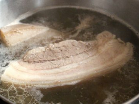 Trong mô cơ thịt lợn và mô mỡ chứa đại lượng protein. Khi nước nóng thâm nhập vào thịt lợn, đại lượng protit hòa tan sẽ mất đi. (Ảnh: nauzi)