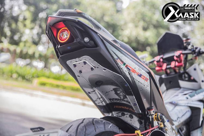 Pad biển số nguyên bản của Winner đã bị loại bỏ, thay vào đó là dè gắn bánh xe theo phong cách Ducati Diavel. Không chỉ có đèn trước, đèn sau của chiếc xe cũng đã được độ LED gương cầu.
