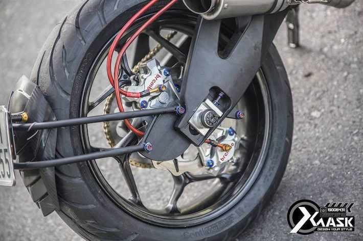 Ở phía sau, chiếc Winner đã được thay gắp lớn từ mẫu sportbike Yamaha R6 để có thể lắp được vành Asio bản lớn 4.5 inch và lốp to hơn. Hệ thống phanh sau của chiếc xe cũng đã được nâng cấp khá "khủng với đĩa Galfer và 2 heo Brembo Billet HP.