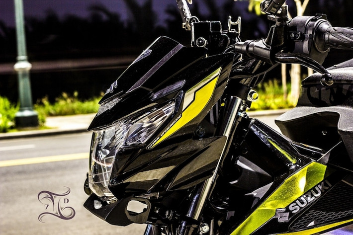 So với Satria FU150 Fi, Raider tại Việt Nam có xi-nhan trước sau tách rời. Tuy nhiên, chủ xe đã thay toàn bộ đèn trước và sau xe như của Satria FU150 Fi để có xi-nhan tích hợp chóa đèn. Lỗ bắt xi-nhan trước được tận dụng làm nơi gắn đèn LED gương cầu, trong khi trên tay lái là cặp gương chiếu hậu Rizoma.