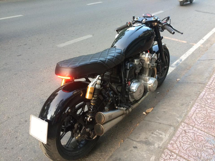 Mẫu xe môtô với kiểu dáng cổ điển Honda CB750 đã được một người chơi xe Sài Gòn nâng cấp cả về hiệu năng lẫn kiểu dáng khi độ theo phong cách cafe racer với dàn đồ chơi "hàng hiệu".