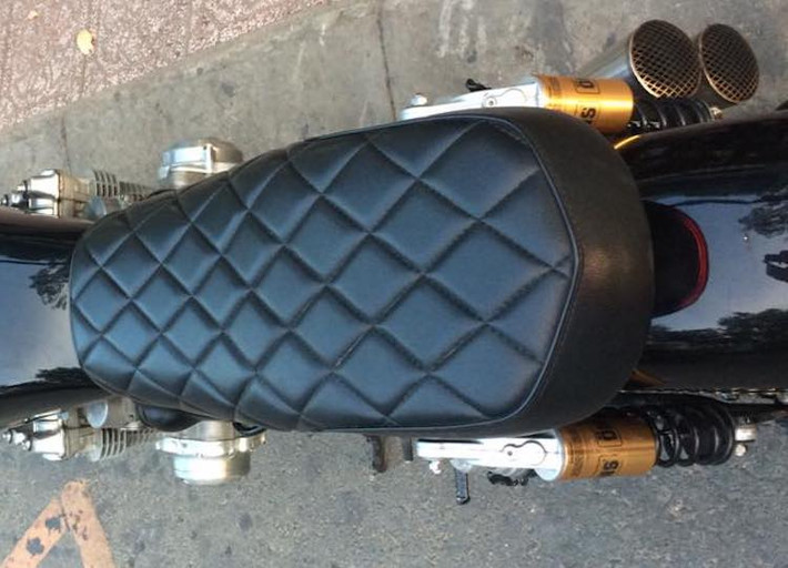Cặp phuộc Ohlins bình dầu rời phía sau khiến cho chiếc xe ổn định và chắc chắn hơn khi vận hành. Phần khung phụ phía sau cũng đã được rút gọn lại, với đèn LED dây đặt phía sau đóng vai trò là đèn hậu cùng đèn xi-nhan. Nằm phía trên khung phụ là bộ yên được bọc da chần chỉ vân con thoi cổ điển.