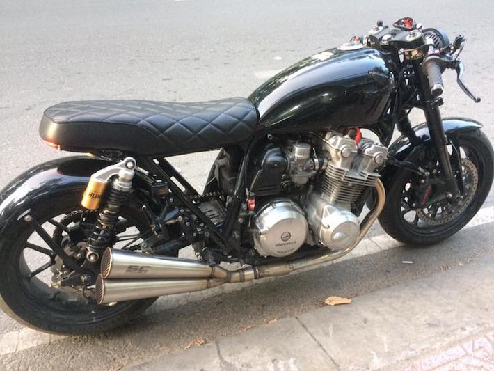 CB750 được ưa chuộng bởi dân độ do có cục máy"hoành tráng" và bộ khung "chuẩn chỉ" để lên nhiều kiểu dáng khác nhau. Từ "xác" một chiếc CB750 đời DOHC, một biker Sài Gòn đã độ lại chiếc xe thành kiểu dáng cafe racer, nhưng có nét "chấm phá" là những chi tiết được lấy từ nhiều dòng superbike hiện đại khác nhau.