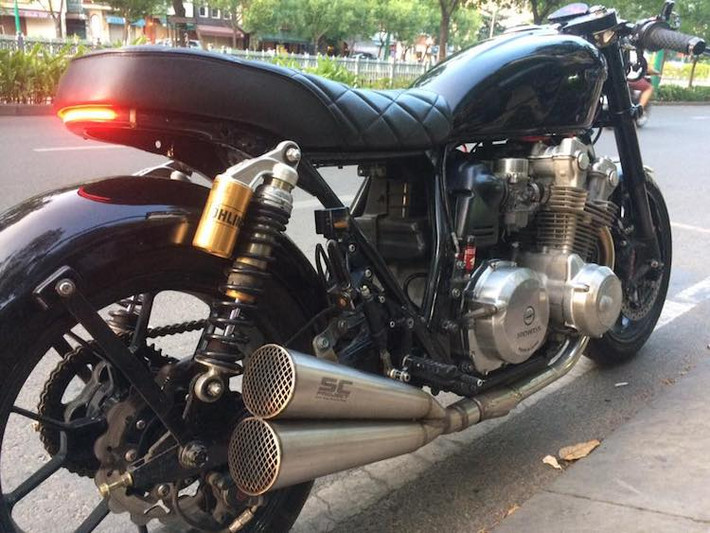 Trên bản độ này, các chi tiết trên chiếc CB750 đã bị tối giản hoàn toàn. Động cơ 750 phân khối 4 xi-lanh nguyên bản của xe không có sự thay đổi về kết cấu, ngoại trừ cổ pô full system 4-to-1 dẫn ra cặp pô SC Project. Hệ thống phanh sau gồm heo Brembo 2 pis đối xứng và đĩa Galfer, trong khi "dàn chân" của xe được thay bằng cặp mâm Aprilia RSV4 kèm lốp Michelin Road 4.