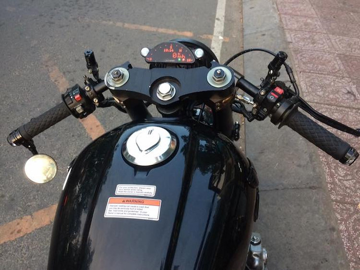 Theo phong cách cafe racer, chiếc xe đã có cặp tay lái clip-on đặt thấp dưới chảng ba. Nằm phía trên tay lái là cặp bao tay Biltwell, gương hậu gắn gù trái, bình dầu Bonamici và cặp xi-nhan gù LED của Motogadget. Phía trên chảng 3 là bảng đồng hồ LED đa năng Motoscope Pro cũng của hãng Motogadget.