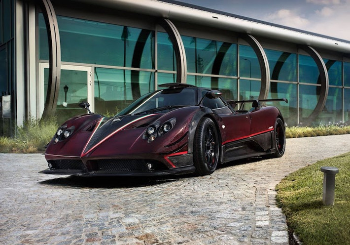 Câu chuyện của chiếc siêu xe Pagani Zonda Fantasma Evo bắt đầu vào năm 2005, một đại gia tại Hồng Kông đã đặt mua chiếc Pagani Zonda F tay lái nghịch đầu tiên trên Thế giới.