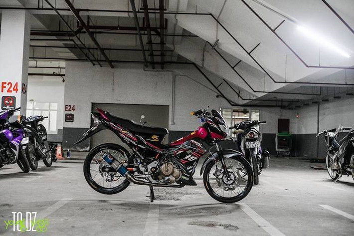 Chiếc xe côn tay hyper underbone Suzuki Satria 150 (hay Suzuki Raifer 150) đời 2009 đã được biker tại Lâm Đồng "dọn mới" lại với những đồ chơi đơn giản nhưng đẹp mắt và mang biển số đẹp tứ quý 6.