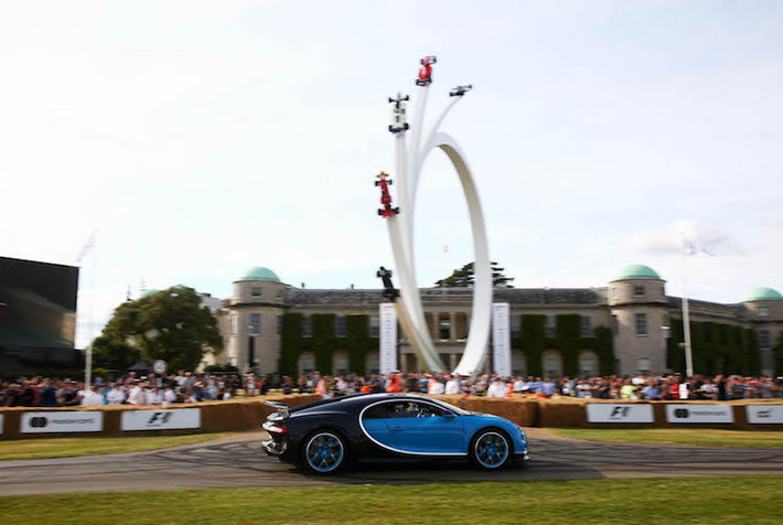 Điểm đặc biệt của cuộc đua tại Goodwood đó là khán giả và đường đua chỉ được ngăn cách với nhau bởi những khối rơm nén. Chính vì vậy, nó đem tới một trải nghiệm đầy mạo hiểm nhưng cũng đầy kích thích cho cả tay đua lẫn khán giả.