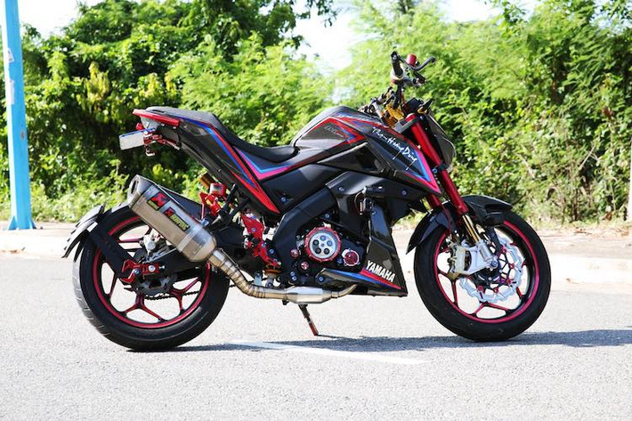 Cây pô Akrapovic đồ chơi khiến âm thanh từ khối động cơ 150 cc trở nên ấn tượng hơn. Cuối cùng, toàn bộ dàn vỏ nguyên bản của TFX150 đã được dán hoàn toàn bằng sợi carbon thật, sau đó được trang trí bằng tem cắt theo ý tưởng của chủ nhân.