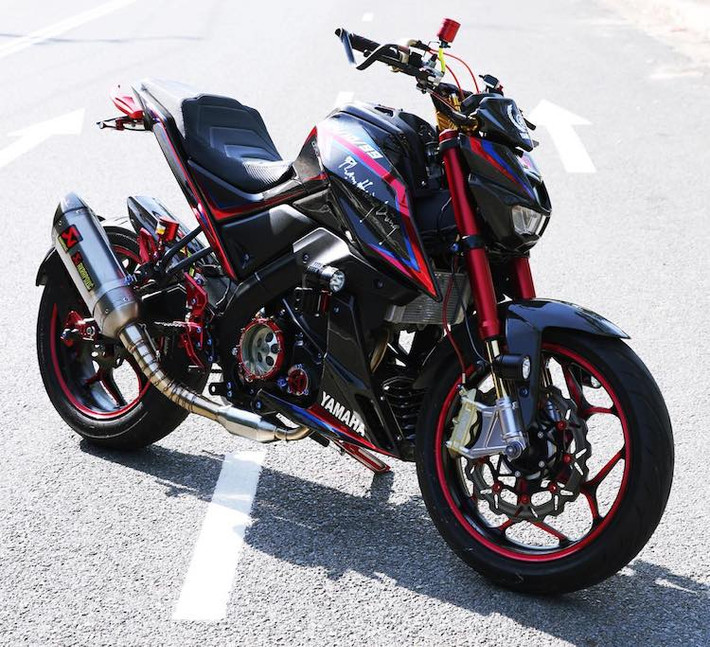 Vốn đã có kiểu dáng nguyên bản phong cách streetfighter khá "ngầu", chiếc TFX150 càng trở nên hấp dẫn hơn khi rất nhiều hãng phụ tùng khác nhau đã tập trung phát triển loạt "đồ chơi" dành riêng cho dòng xe này. Để khiến chiếc TFX150 của mình trở nên "không đụng hàng", một người chơi xe tại Khánh Hòa đã "chịu chơi" độ lại chiếc xe với nhiều phụ tùng hấp dẫn.