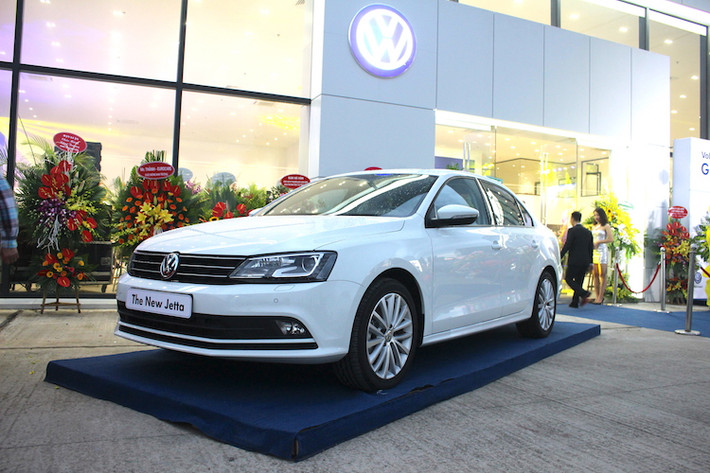 Vào cuối tháng 10 năm ngoái, mẫu sedan Volkswagen Jetta 2017 thuộc phân khúc xe hạng C đã lần đầu tiên được ra mắt tại thị trường nước ta. Với việc Volkswagen mở showroom mới tại Hà Nội, tới nay Jetta mới chính thức tiếp cận với các khách hàng Thủ đô. Mẫu xe này sẽ trực tiếp cạnh tranh với Toyota Corolla Altis, Honda Civic và một số xe Hàn khác như Hyundai Elantra hay Kia Cerato.