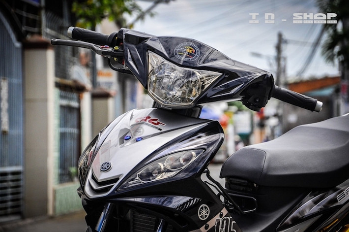 Được bán với tên gọi Exciter tại Việt Nam, tuy nhiên mẫu xe số thể thao này còn có tên gọi khác là Spark 135 ở thị trường Thái Lan. Để tạo sự độc đáo cho bản độ, chủ xe đã phối màu và tem chiếc Exciter 135 của mình y hệt như Spark 135 của xứ Chùa Vàng.