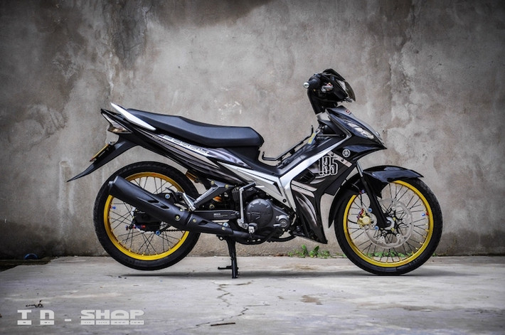 Theo thời gian, những chiếc xe số Yamaha Exciter 135 đời đầu, 4 số không côn giờ đã khá cũ hoặc được những người chủ xe "lên đời" các phiên bản mới hơn. Tuy nhiên vẫn có không ít biker Việt "trung thành" với dòng xe này bởi kiểu dáng nhỏ gọn, thanh thoát của nó. Để làm mới lại chiếc Exciter 135 đời đầu của mình, một biker Việt đã "giật mới" chiếc xe với những đồ chơi "long lanh".