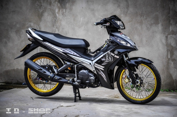 Mẫu xe số Yamaha Exciter 135 thuộc thế hệ đầu tiên đã được người chơi xe máy tại Sài Gòn đưa về "thời hoàng kim" bằng cách dọn mới theo phong cách phiên bản Spark 135 Thái Lan và độ thêm đồ chơi.