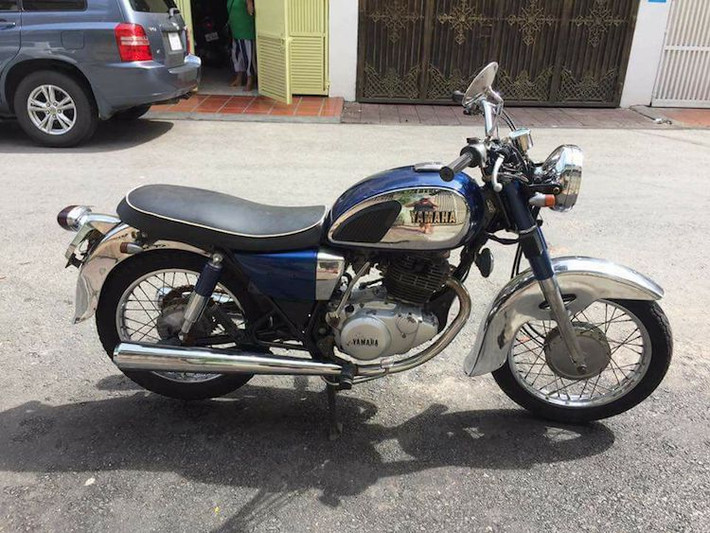 Ngay cả thiết kế tổng thể của YD250 cũng cực kỳ giống với "hoàng tử đen" Honda CD với bình xăng ốp má cao su cùng inox 2 bên, cặp nắp che hai bên thân, vị trí đặt tay lái và tư thế ngồi tương tự nhau. Nếu nhìn chiếc xe này chạy lướt qua trên đường, ngay cả những người yêu xe cũng khó có thể nhận biết nó với CD125 hay CD200.