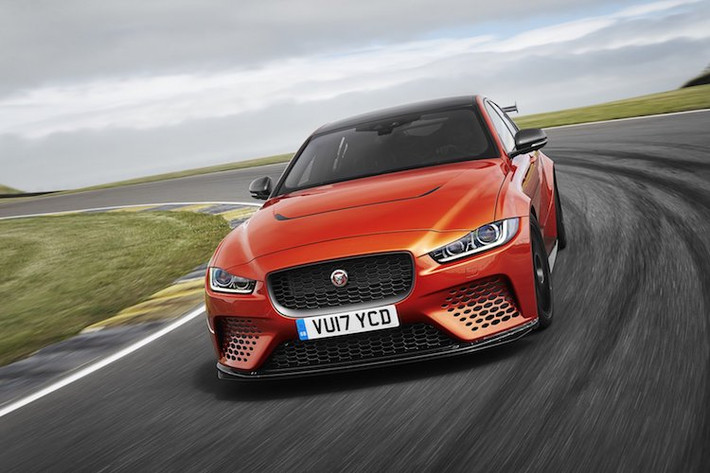 Do bộ phận phát triển xe đặc biệt Special Vehicle Operations của Jaguar Land Rover chế tạo, XE SV Project 8 có ngoại hình gần như khác biệt với XE thường, Ở phía trước, chiếc xe không chỉ có nắp ca-pô bằng sợi carbon với khe tản nhiệt mới mà còn sở hữu bộ cản trước thể thao với những khe hút gió làm mát hệ thống phanh dạng lỗ khá kỳ lạ.