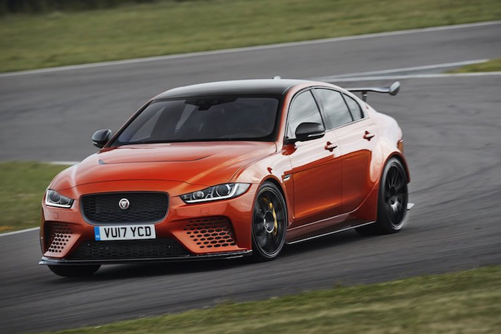 Thay vì các lựa chọn động cơ V6 hay 4 xi-lanh, XE SV Project 8 được thương hiệu Jaguar trang bị cho khối động cơ V8 5.0l siêu nạp như các dòng F-Type R, nhưng được nâng công suất lên tới 600 PS. Động cơ này nối với hộp số tự động 8 cấp Quickshift, khiến chiếc siêu sedan chỉ mất 3,4 giây để tăng tốc từ 0-100 km/h trước khi đạt tốc độ 321 km/h.