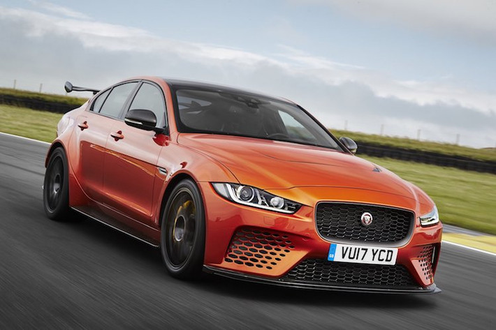 Được tạo ra nhằm cạnh tranh với BMW 3 Series, tuy nhiên dòng sedan hạng sang cỡ trung Jaguar XE vẫn thiếu một đại diện để "đấu" với phiên bản thể thao M3. Phải tới lễ hội tốc độ Goodwood vừa được tổ chức tại Anh, phiên bản thể thao nhất của dòng XE là Jaguar XE SV Project 8 mới được công bố chính thức.