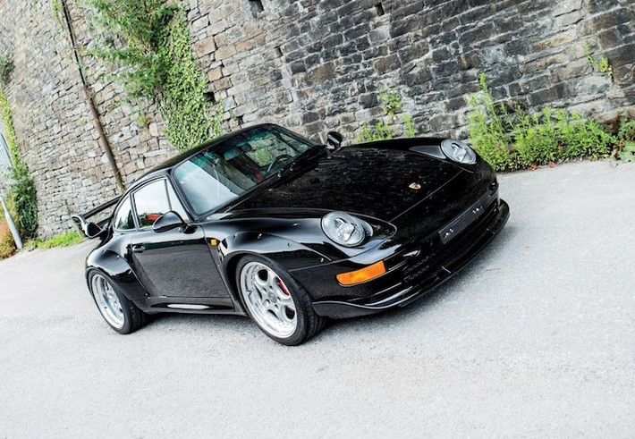 Cách đây gần 1 năm buổi đấu giá thường niên ở London của hãng RM Sothebys vào tháng 9/2016, một chiếc 911 GT2 màu xanh này đã được bán với giá kỷ lục là 1,848 triệu Bảng Anh (tương đương 54,8 tỷ đồng vào thời điểm đó). Hiện tại, đây vẫn là mức giá kỷ lục cho dòng 911 GT2 993, tuy nhiên kể từ đó tới nay giá trị của dòng xe này đã tăng lên khá nhiều.
