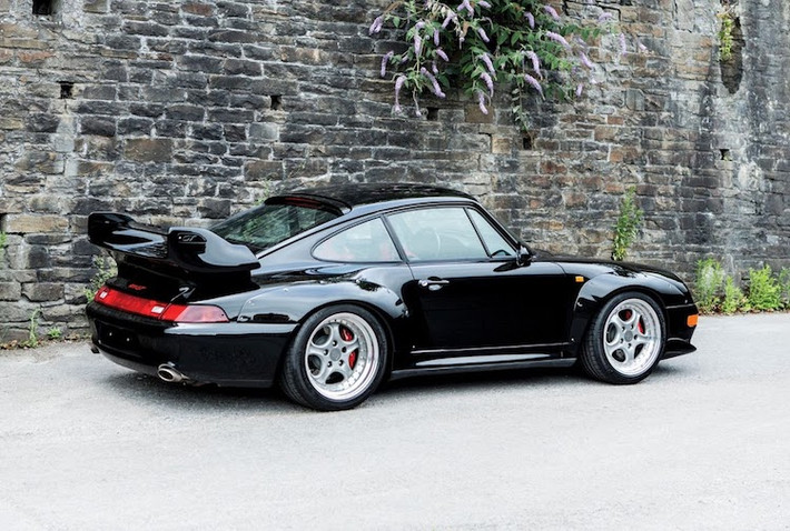 So với những chiếc 911 bình thường, 911 GT2 về cơ bản là một chiếc xe đua trên đường phố với bộ widebody đặc biệt, các vòm bánh xe nới rộng và cánh đuôi phía sau lớn, gần giống những chiếc GT2 tham gia vào các giải đua. Khác với những chiếc siêu xe 911 GT2 đua, phiên bản sử dụng dùng mâm Cup 5 cánh ghép từ 2 phần, thay vì mâm BBS nhiều nan nguyên khối.