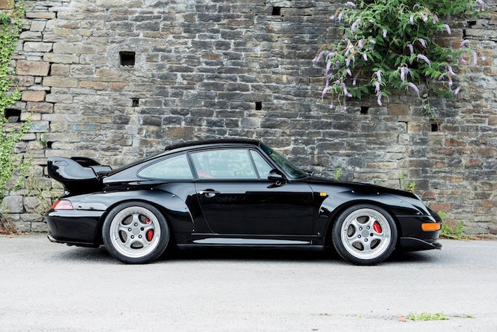911 GT2 cũng là chiếc xe với động cơ tăng áp cuối cùng của Porsche được làm mát bằng không khí. Với hộp số sàn 6 cấp, xe có khả năng tăng tốc từ 0-100 km/h trong 3,9 giây và tốc độ tối đa đạt 301 km/h.