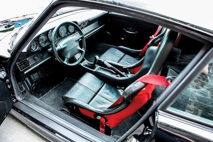 Ở bên trong nội thất, 911 GT2 có các trang bị tiện nghi ở mức tối thiểu khi chiếc xe chỉ có hệ thống điều hòa. Chiếc xe có cặp ghế giống xe đua và vô-lăng thể thao, trong khi bảng táp-lô hoàn toàn không có thay đổi gì so với các phiên bản 911 khác.