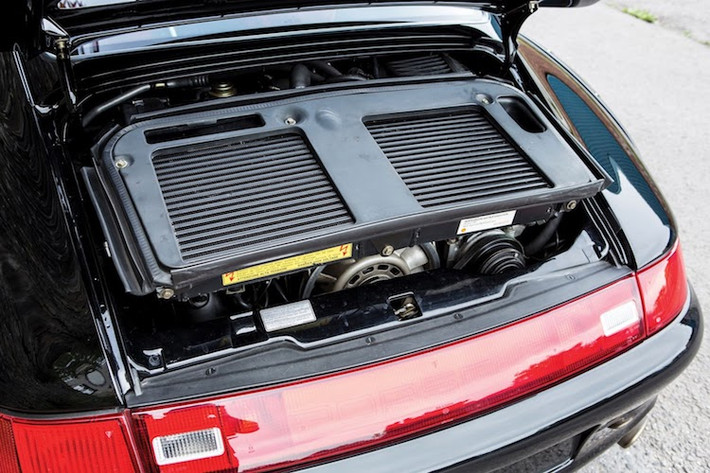 Nằm ở phía sau đuôi của 911 GT2 là khối động cơ 6 xi-lanh nằm ngang 3.6l tăng áp kép, đạt công suất tối đa lên tới 444 mã lực và mô-men xoắn cực đại 585,7 Nm - những con số rất ấn tượng vào năm 1993.