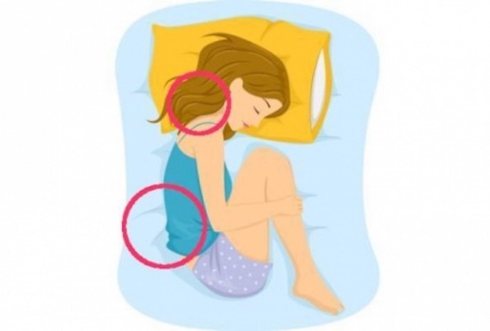 7. Nằm ngủ như một bào thai: Đây là tư thế ngủ tệ nhất cho sức khỏe. Nó hạn chế khả năng hít thở sâu, có thể dẫn tới đau lưng và cổ. Tư thế này đặc biệt không tốt với phụ nữ có thai.