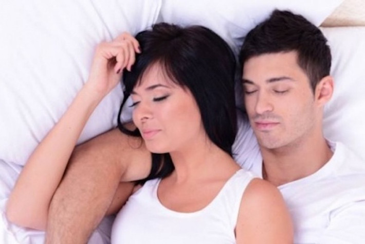 3. Nằm gối tay: Đây là tư thế ngủ được coi là mang lại sự thoải mái, và thân mật giữa cặp đôi. Nhưng nhược điểm là nó có thể dẫn đến tình trạng tê nhức cánh tay do bị cản trở lưu thông máu và làm bạn tỉnh giấc nửa đêm.