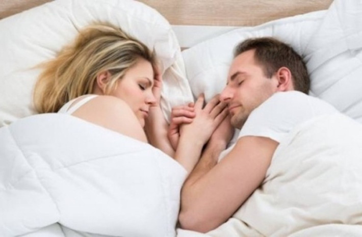 2. Ngủ quay mặt vào nhau: Tư thế ngủ này phản ánh sự thân mật, sự cần thiết trao đổi, kết nối yêu thương. Tuy nhiên, người đối diện dễ hít vào lượng không khí mà vợ hoặc chồng mình thở ra.