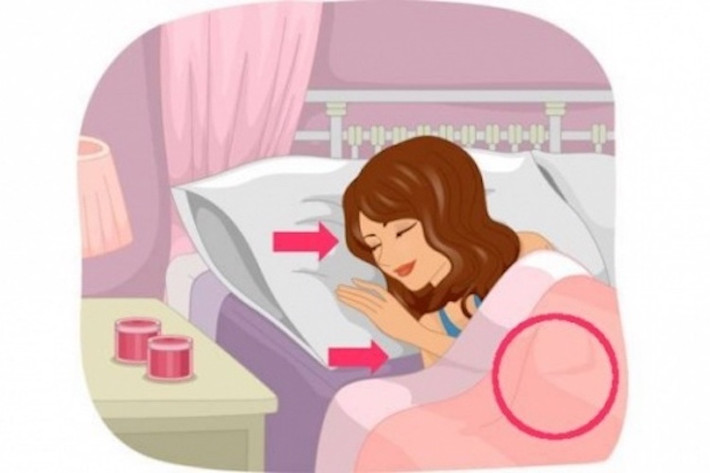 9. Nằm nghiêng tỳ mặt: Nằm ngủ với tư thế này có thể khiến khuôn mặt bạn xuất hiện nhiều nếp nhăn hơn, ngực chảy xệ và các chứng đau vai gáy do dây thần kinh bị chèn ép.